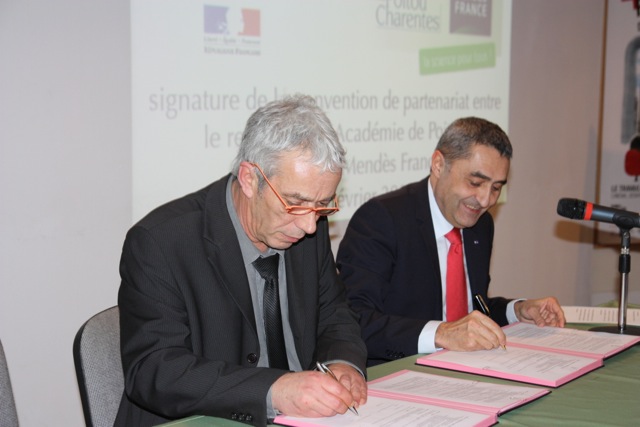  Jacques Moret, recteur de l’académie de Poitiers, à droite, et Mario Cottron, président de l’Espace Mendès France, à gauche